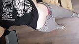 Sanfte charmante selbstgedrehte Striptease-Nahaufnahme snapshot 3