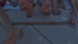 Cinq jeunes amies en vacances jouent et baisent avec leurs jouets au bord de la piscine snapshot 1