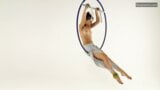 Brunette Kim Nadara in gele sokken die acrobatiek doen snapshot 4