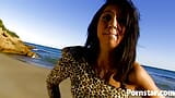 Сексуальная юная порнозвезда Юлия De Lucia хардкорно трахается в Океане snapshot 1