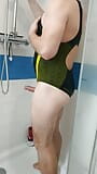 Jongen in sexy speedo eendelig badpak krijgt een douche snapshot 5