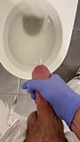 Masturbando médico em um banheiro com luvas de látex snapshot 9
