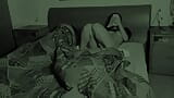 Mujer cachonda se masturba junto a su marido durmiendo. Casi la pilla! snapshot 11