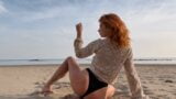 Jong sexy meisje met plezier op zandstrand snapshot 10