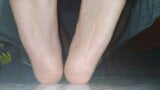 Șosete albastre transpirate și picioare goale cu ejaculare snapshot 11