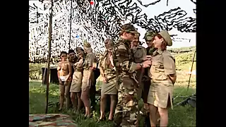 Suster nakal ini nyepong dan ngentot kontol tentara dengan lega ...