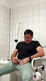 चिकित्सा भवन में एक सार्वजनिक टॉयलेट में लंड हिलाना। अप्रकाशित snapshot 10