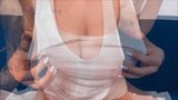 Une camgirl aux seins énormes devient totalement nue snapshot 1