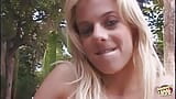 Rubia en bikini obtiene su coño comiendo al aire libre y luego consigue vaquera y estilo perrito snapshot 2