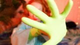 Sarung tangan hijau - fetish sarung tangan lateks isi rumah - video Asmr klip fetish percuma snapshot 12