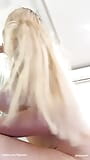 Blonde latina buurvrouw zuigt mijn grote lul terwijl ze een anale plug heeft snapshot 12