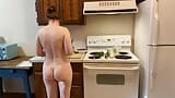 Сексуальное тело, сексуальный салат. обнаженная на кухне, эпизод 55 snapshot 5