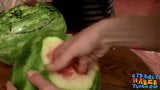 Heterosexuelle Typen ficken Wassermelonen, bis sie kommen snapshot 11