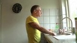 Oldman John fodendo a garota na cozinha snapshot 1