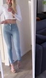 Jeans attillati e top corto snapshot 2