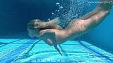 Sexy russa milf Kalisy se masturbando à beira da piscina snapshot 12