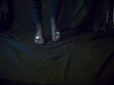 Шоу подошвы ступней с мюлами, черными нейлоновыми носками и красными ногтями snapshot 1