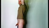Kudoslong posando mientras se desnuda completamente y te muestra su cuerpo y su pene afeitado flácido snapshot 8