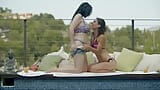 Juego de juguete junto a la piscina provoca que chicas lesbianas calientes se fomenten snapshot 5