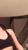 Sexy Mädchen mit einem riesigen Arsch und gepiercten Brustwarzen (nicht-nackt) snapshot 1