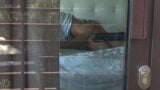Het filmen van een heet stel dat neukt terwijl ze door het raam van een hotel staart snapshot 14