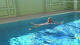 Sexy russa milf Kalisy se masturbando à beira da piscina snapshot 5