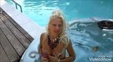 Lisa monti gioca nella vasca idromassaggio  snapshot 15