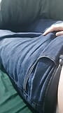 Stiefmutter hand rutscht an stiefsohn-jeans ab, berührt seinen schwanz snapshot 14
