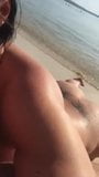 Милфа-шлюшка сосет на пляже snapshot 1