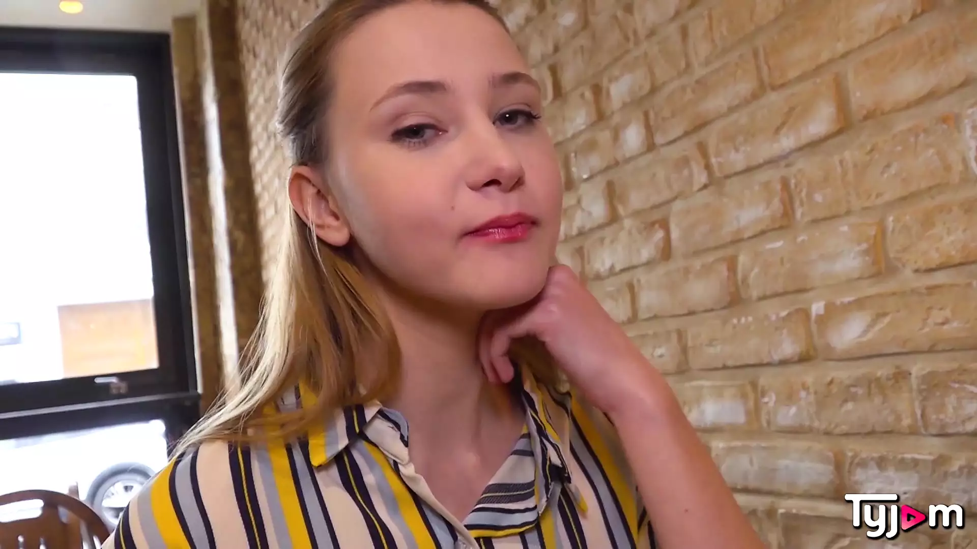 Киска көрсетеді және мастурбация жасайды