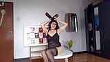 Regina Noir prova con i tacchi alti. spogliarello in lingerie nera e calze 4 snapshot 1