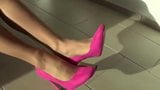 鞋交，尼龙和紫红色高跟鞋的足交 snapshot 4