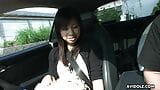 La morena japonesa Karin Asahi chupa la polla en el coche sin censura. snapshot 14