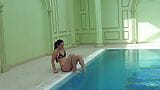 Kittina Ivory se desnuda en la piscina snapshot 3