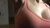 Moi Sandra et mes gros seins en silicone 100e en haut rose snapshot 5