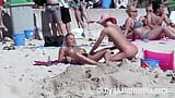 Guardone le lesbiche di spiaggia fanno sesso abbastanza incredibilmente in pubblico snapshot 10