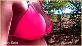 Żona zadziwia nieznajomych gorącym różowym błyskiem w bikini snapshot 3