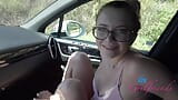 Super fofa amadora Riley Star brinca com pau no carro, chupa e fode POV (Carsex) snapshot 1