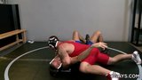 Luchadores gay divirtiéndose en el entrenamiento snapshot 2