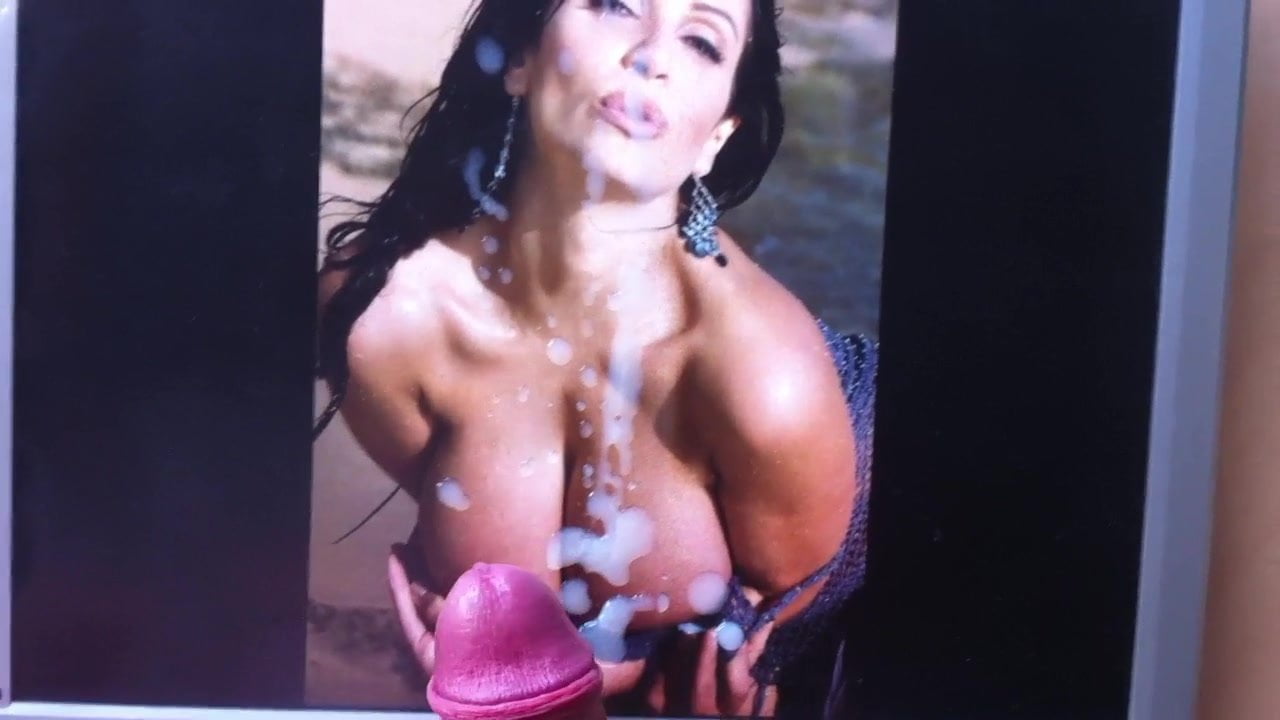 Denise Milani spust hołd