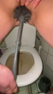 Lambendo o banheiro sujo, escova de banheiro, cuspe do chão | xHamster
