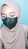 Sudah miang, awek ini dalam tudung melancap sehingga basah snapshot 20