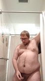 Un mec jouit dans la douche de la salle de sport snapshot 10