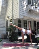 Kate Beckinsale fazendo ioga ao ar livre snapshot 2