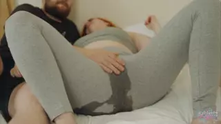 Orinando en mis leggings mientras se masturba y me folla | xHamster