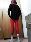 Divertimento a casa indossando un costume Zentai rosso snapshot 5