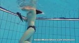 Cutie dai capelli rossi nuota nuda in piscina snapshot 3