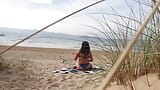 Ik filmde een mama die zich omkleedde en oefeningen doet op het strand snapshot 2