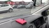 Geiles Auto wichst in rosa Strümpfen, Höschen auf belebtem Parkplatz snapshot 6