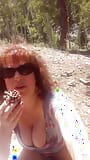 Atenção amantes da natureza! Masturbando com um cone de pinheiro, peitos fodendo um ramo de árvore durante uma caminhada nas montanhas !! snapshot 10